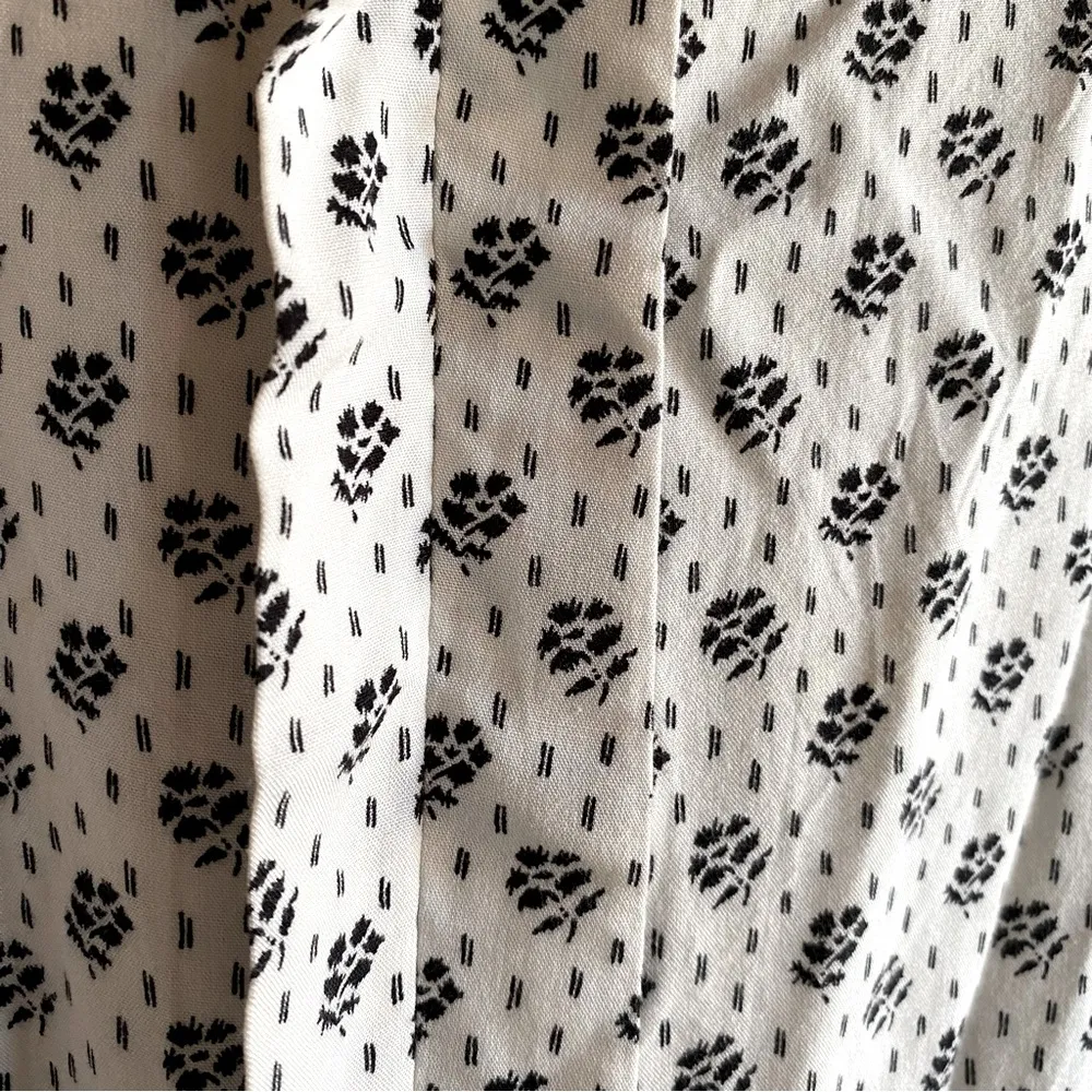 Fun 2 Fun Cap Sleeve Black and White Flower Pattern Blouse - Size M - Image 3