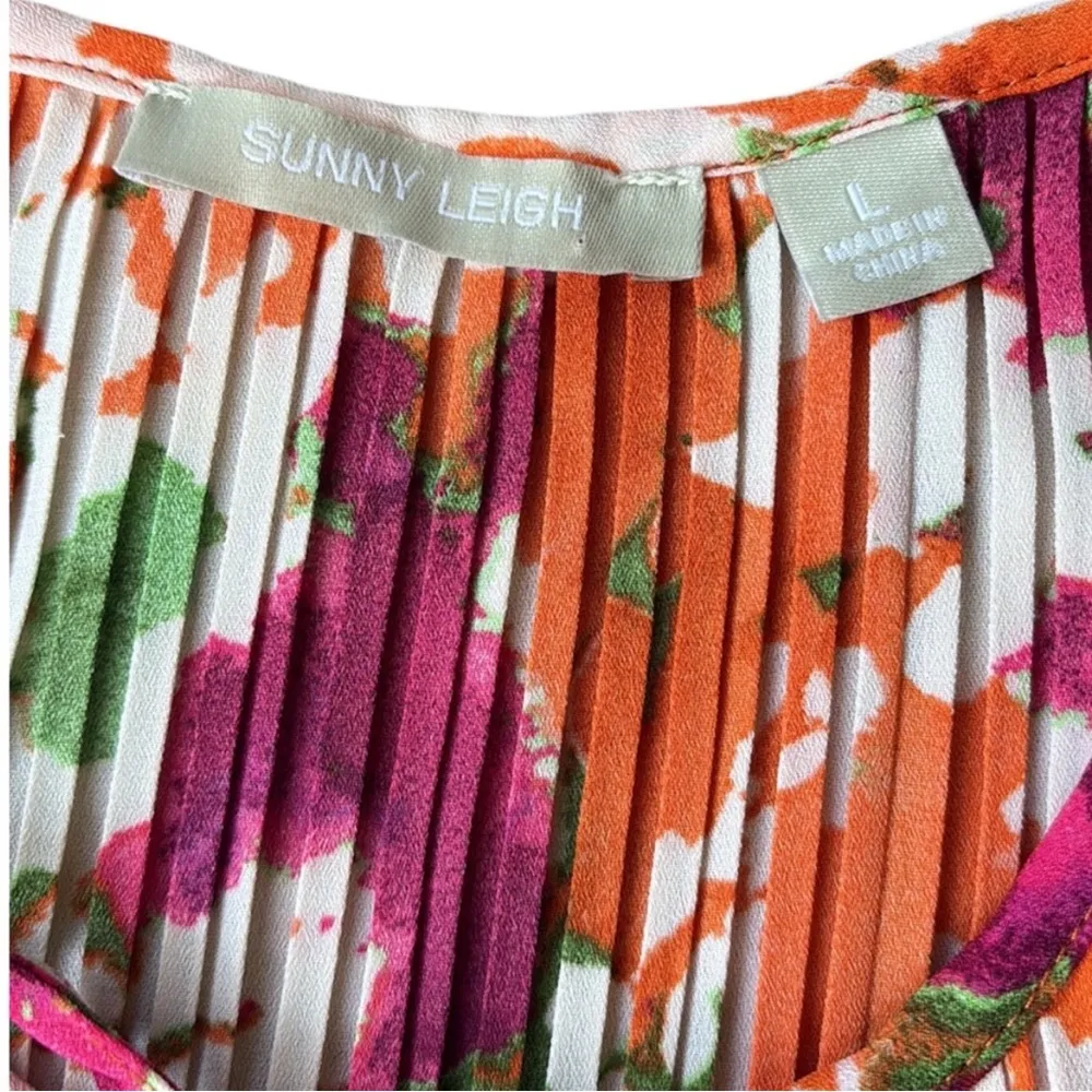 Like New Sunny Leigh Pleated Bell Sleeve Top Floral Size Large - Image 4