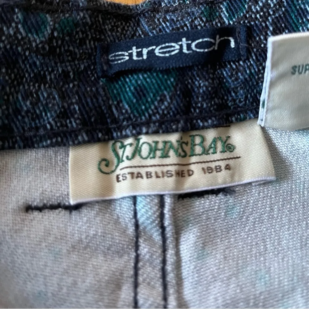St. John’s Bay stretch pure comfort Y2K blue paisley print jeans, size 6. - Image 4