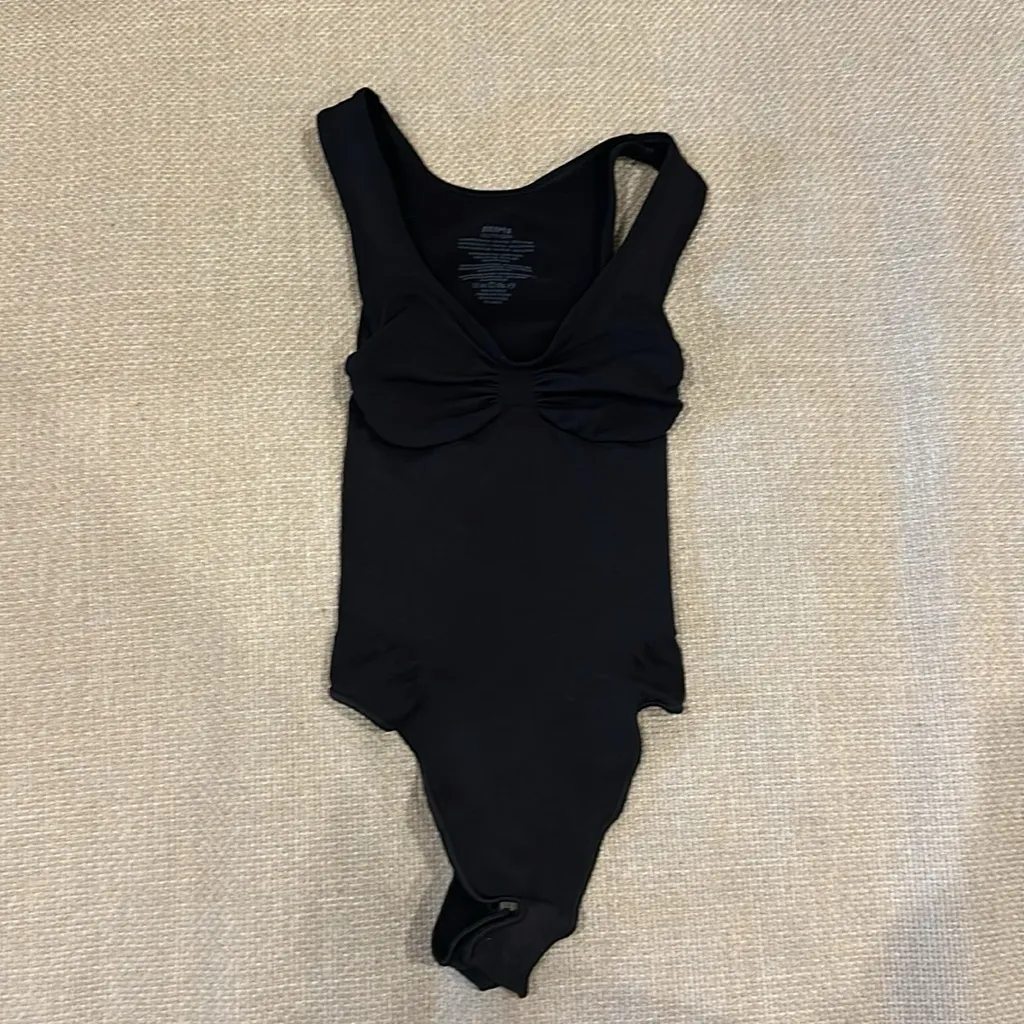 NWOT SEAMLESS SCULPT SCOOP NECK THONG BODYSUIT - Image 5