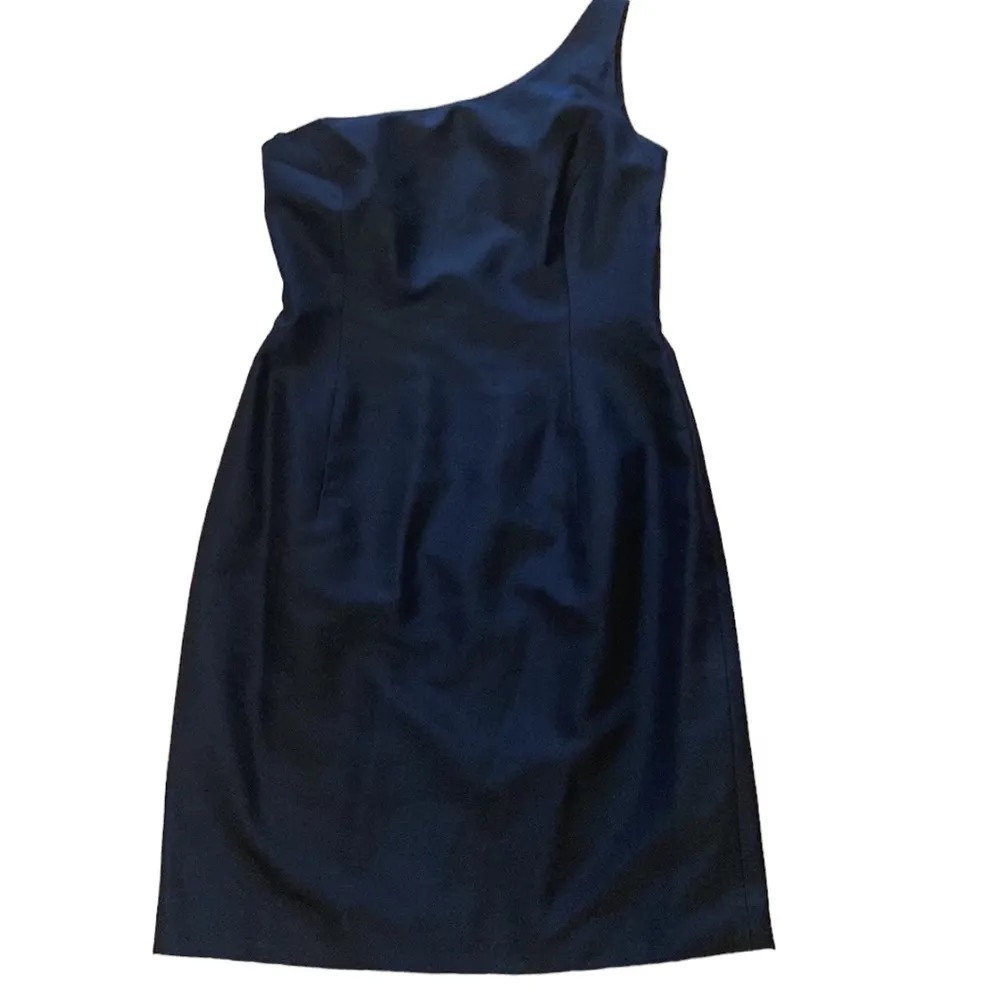 Neiman Marcus black 💯 shantung silk one shoulder dress. Size 6. - Image 4