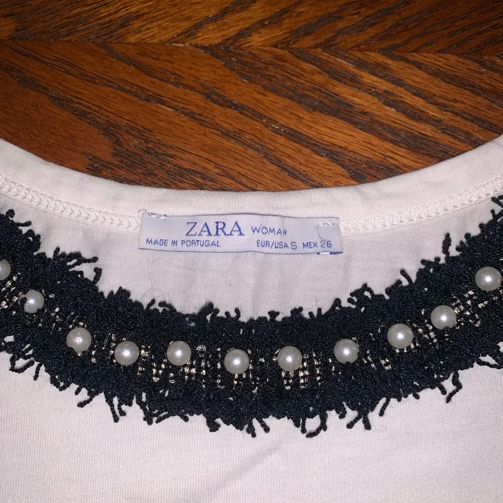 Zara Woman White Pearl Embellished Neckline Crew Neck T Shirt Top Small - Image 4