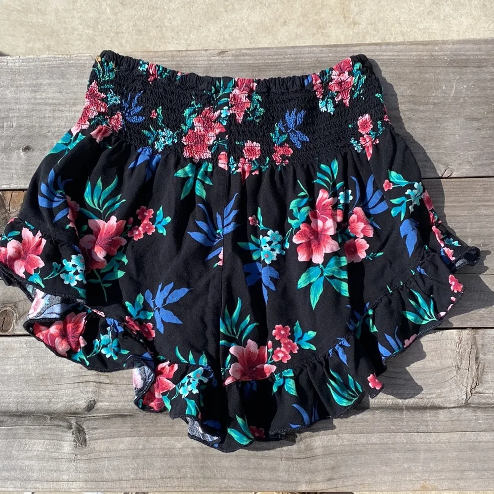 Hollister Black Floral Ruffle Trim Smocked Waist Shorts Size XS - Image 6