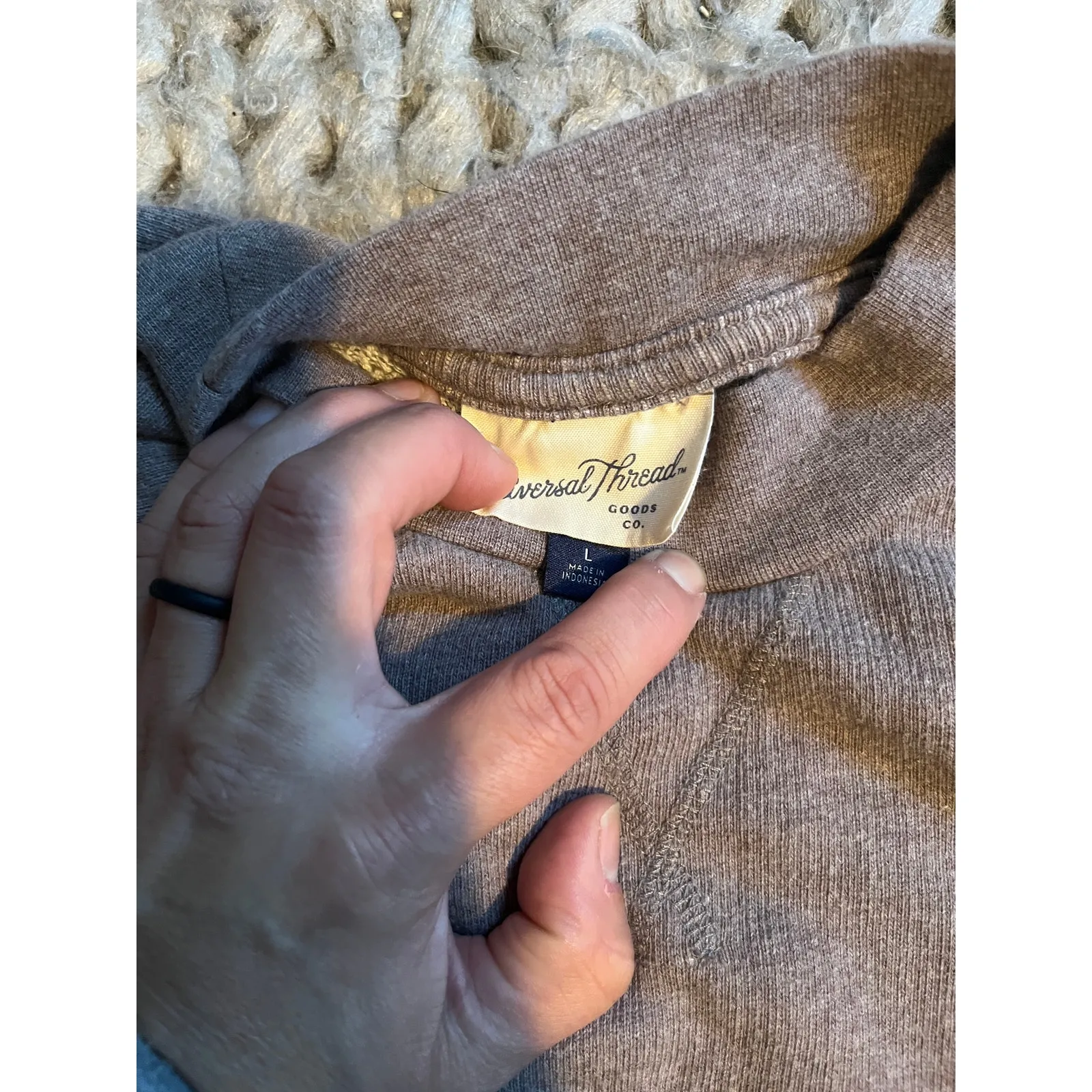 Universal thread rib knit sweatshirt oatmeal, light brown size large - Image 2