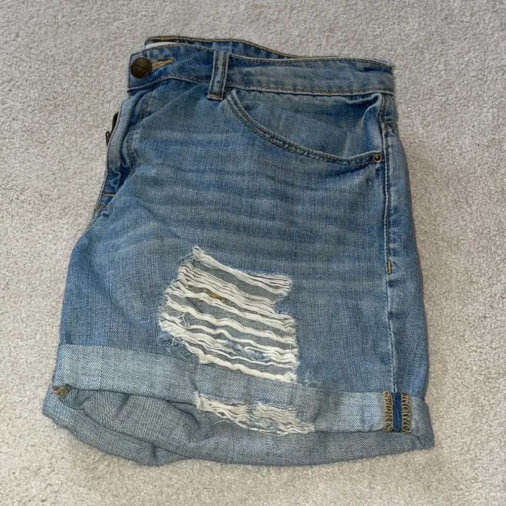 Blue Sneakpeek Distressed Jean Shorts Size L - Image 5