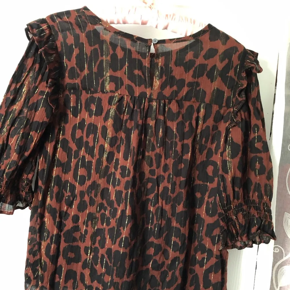 New loft leopards half sleeves blouse top, size medium - Image 9