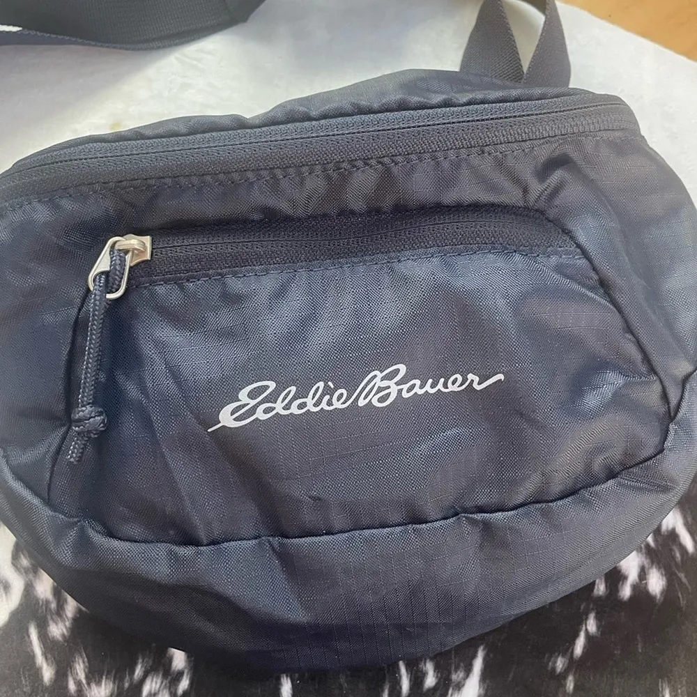 Eddie Bauer Stowaway Convertible Unisex Fanny Pack in Navy Blue - Image 2