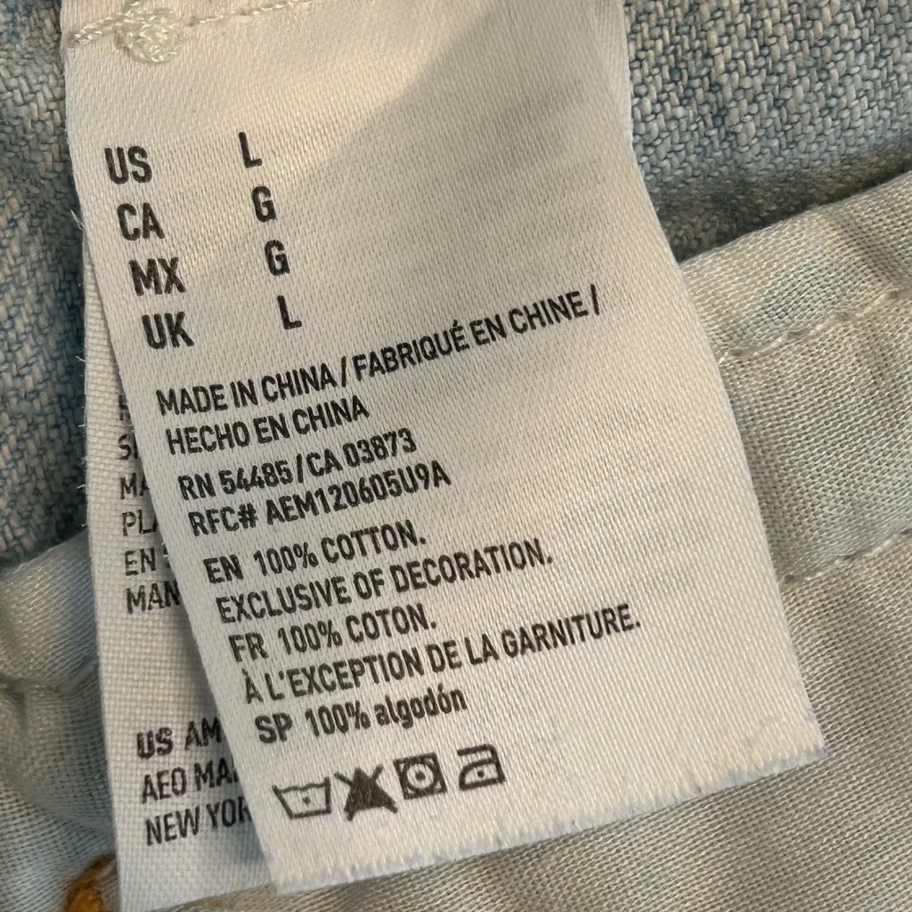 American Eagle distressed denim button down vest grunge edgy light-wash large - Image 6