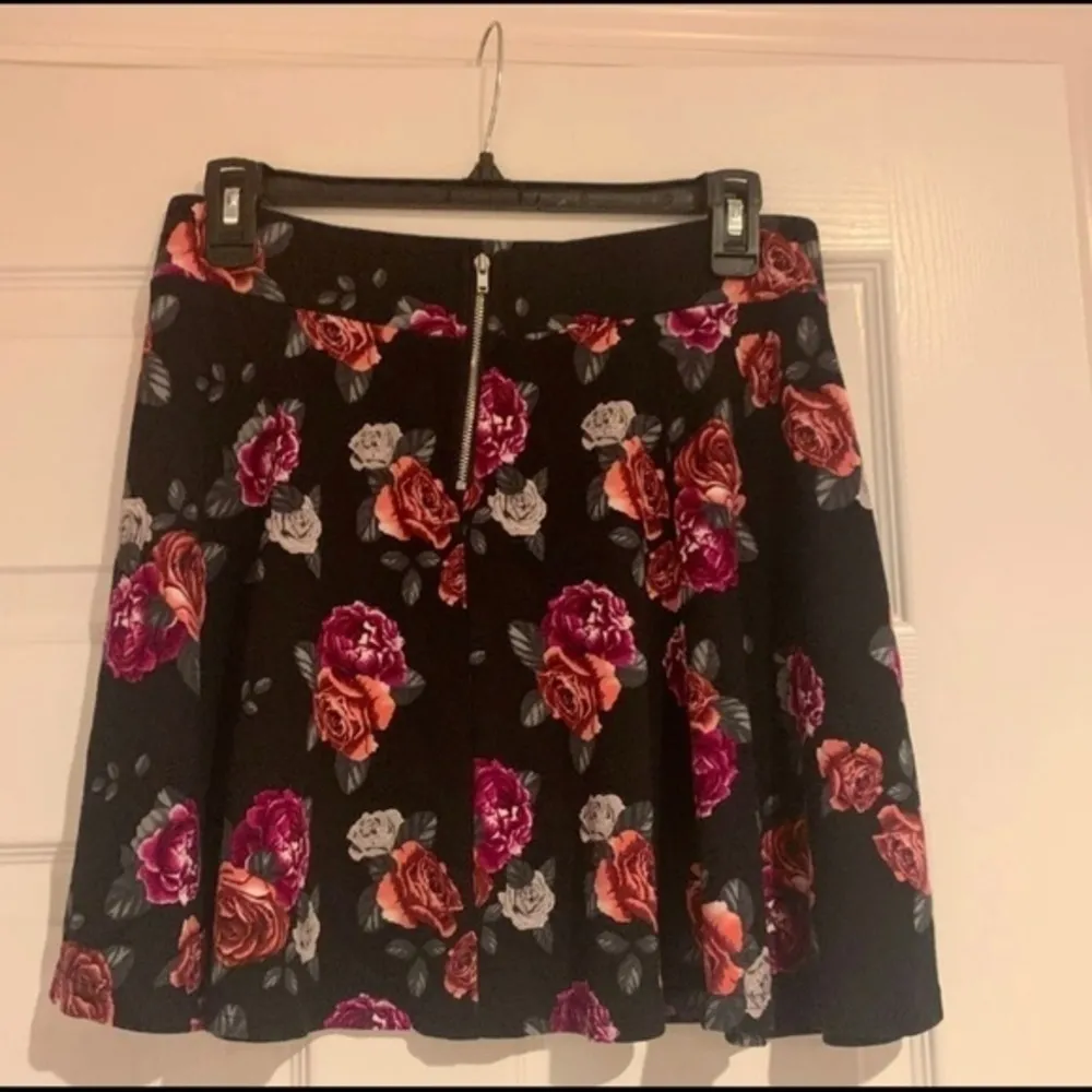 DIVIDED Black Skirt with Pink Roses‎ Junior Medium - Image 2