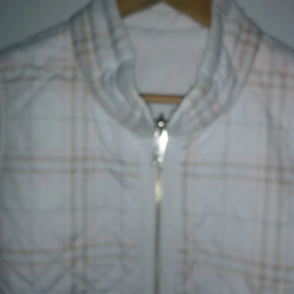 Chicos 2 L Reversible Quilted Zip Front Vest in White and Gold Peach Plaid - Image 5