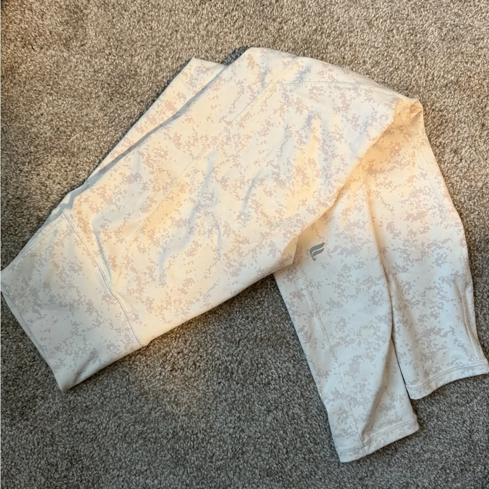 Fabletics Define PowerHold High-Waisted 7/8 Leggings Soft White Camo - Image 5