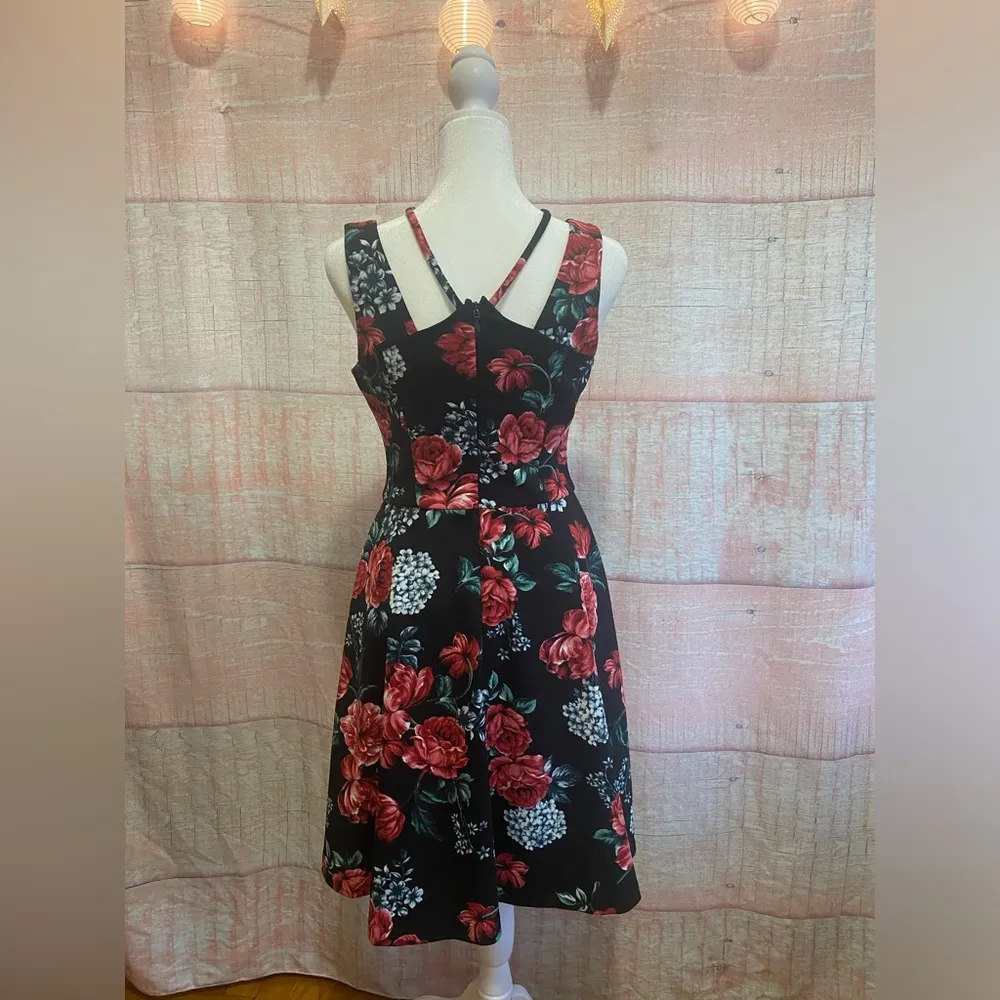 Guess Fit and flare Black Floral Dress size 2 - Image 7