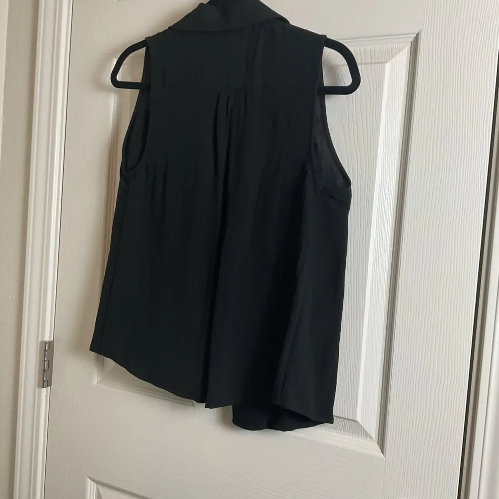 E & M Black Sleeveless Vest size small - Image 5