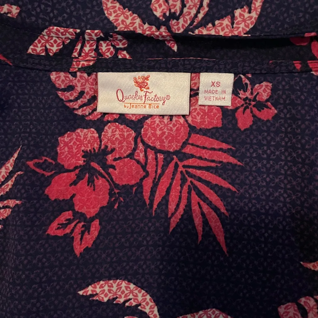 Quacker Factory Navy and Red Floral Top - Image 4