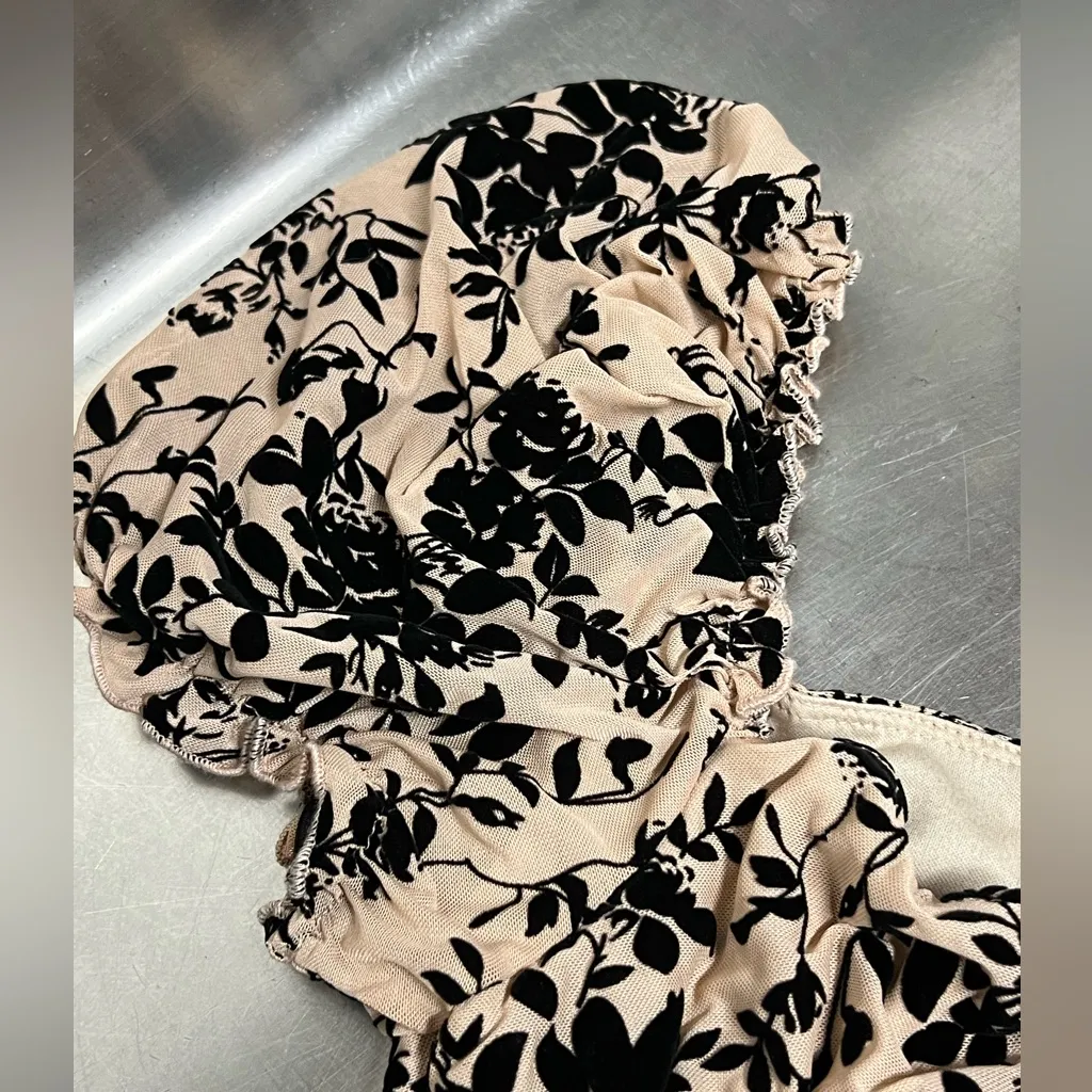 Shein Cream and Black Ruched Rose Dress - Size XL - NWT - Image 3