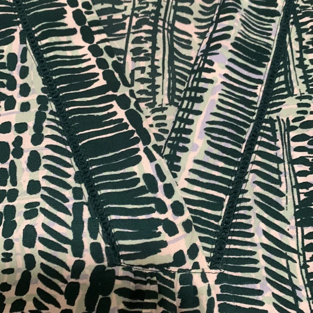 Halogen woman XS super pretty green pattern sleeveless shirt crotched lines - Image 3