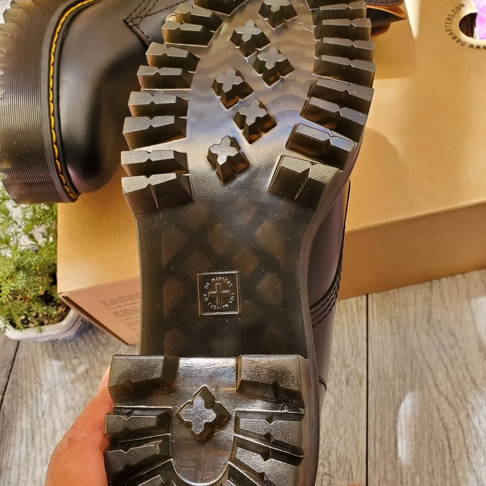 Dr martens black leather heeled boot sz 6 - Image 2