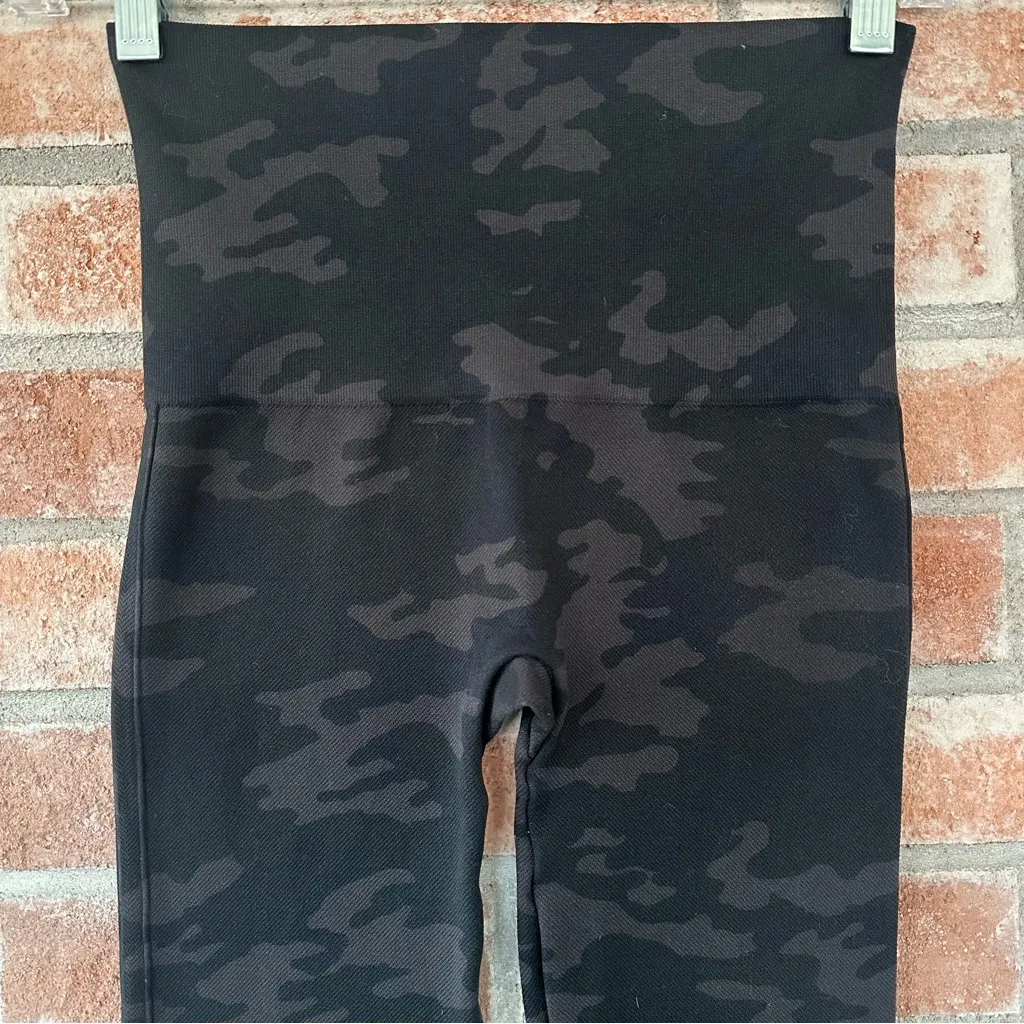 Spanx Camouflage Camo Cropped Leggings Seamless Women’s Small Black Athletic Gym - Image 4