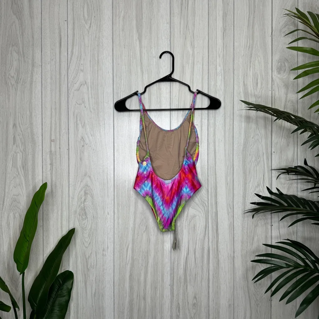 NWT Triya Maio Sereia Rainbow Tie Dye Low Scoop Back One Piece Swimsuit size XS Pink - Image 4