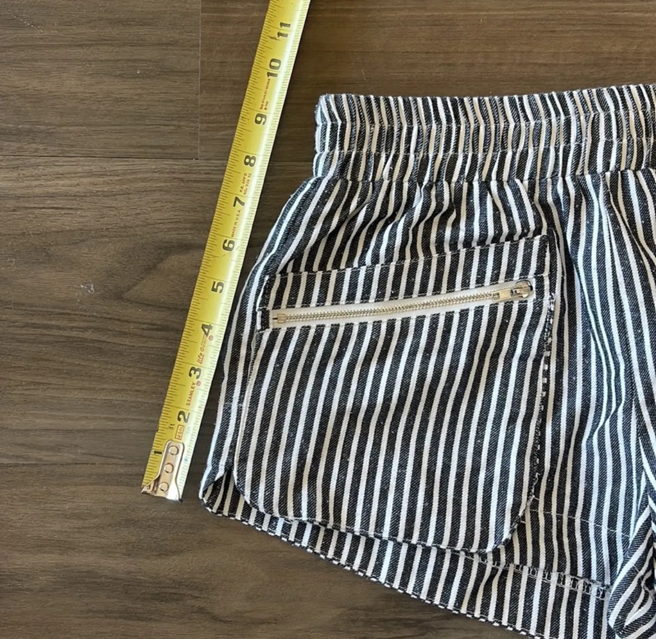 Blue and white stripped shorts with pockets - Image 9