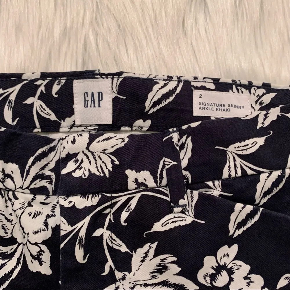 Gap Signature Skinny Ankle Khaki Pant Navy Floral - Image 6