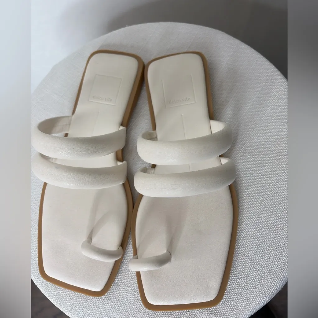 Dolce Vita White Toe Loop Flat Sandals Women’s Size 6(B91) - Image 3
