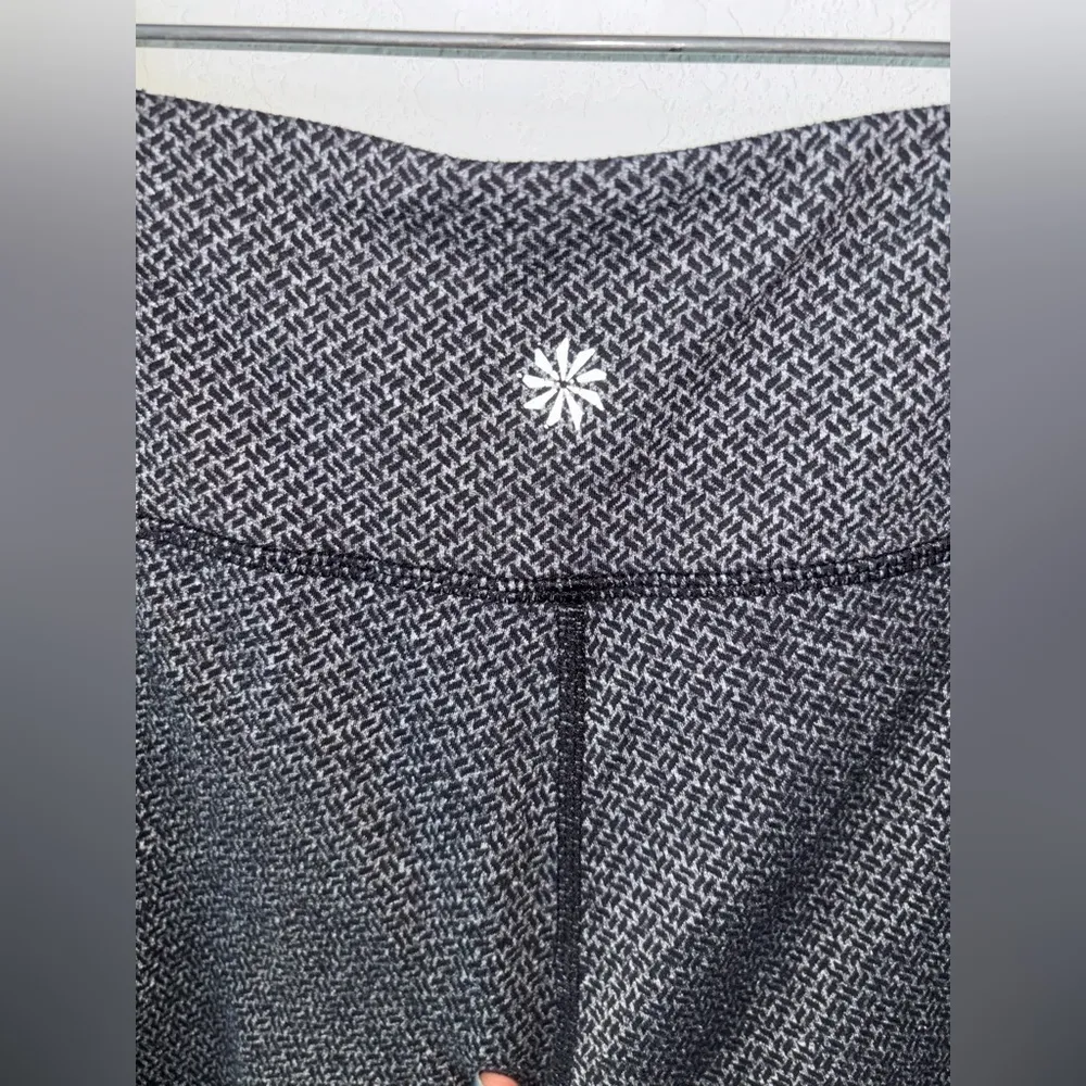 Athleta Criss Cross Drifter Legging Size XS Gray Black Zip Pockets - Image 5
