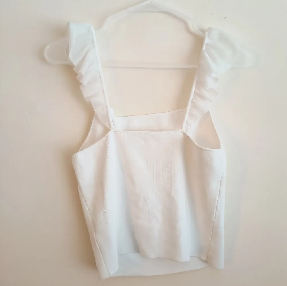 Alice + Olivia White Ribbed Ruffle Sleeve Crop Top Small - Image 4