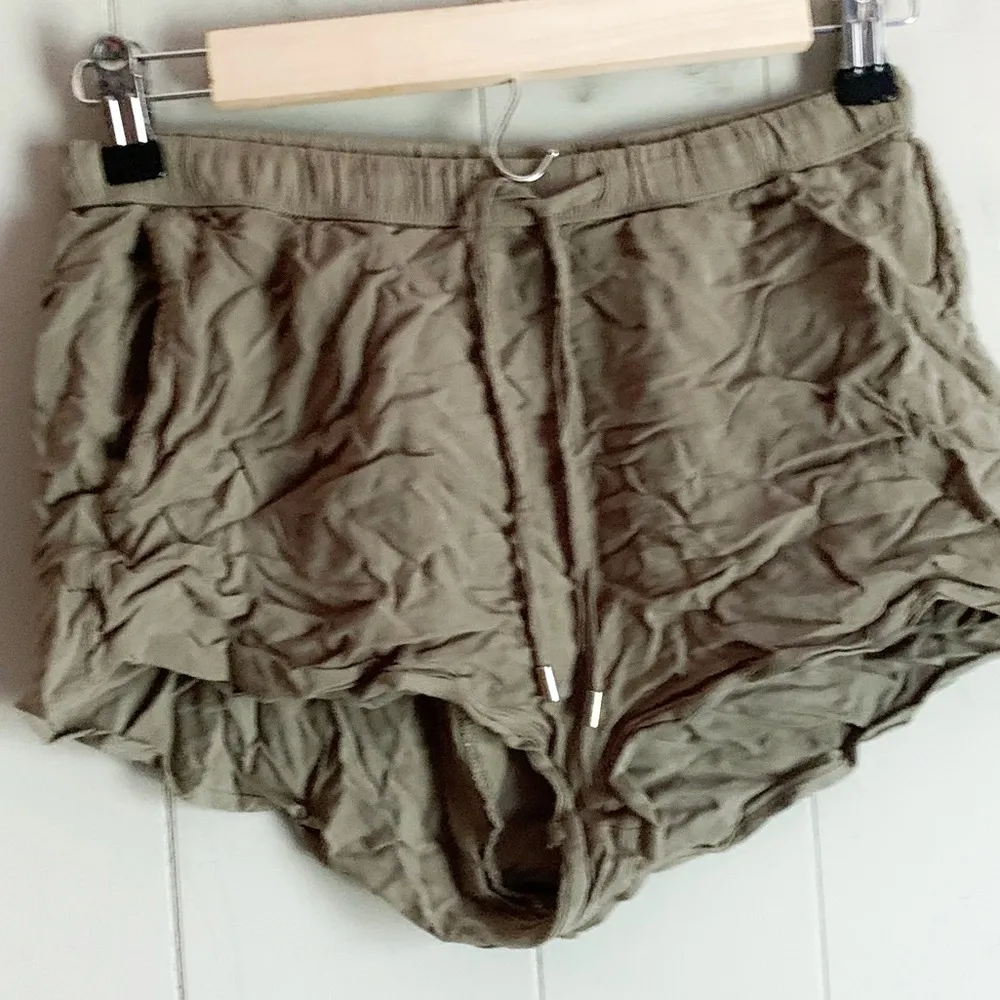 H&M Divided Pull On Short Shorts Olive Green Size 2 - Image 3