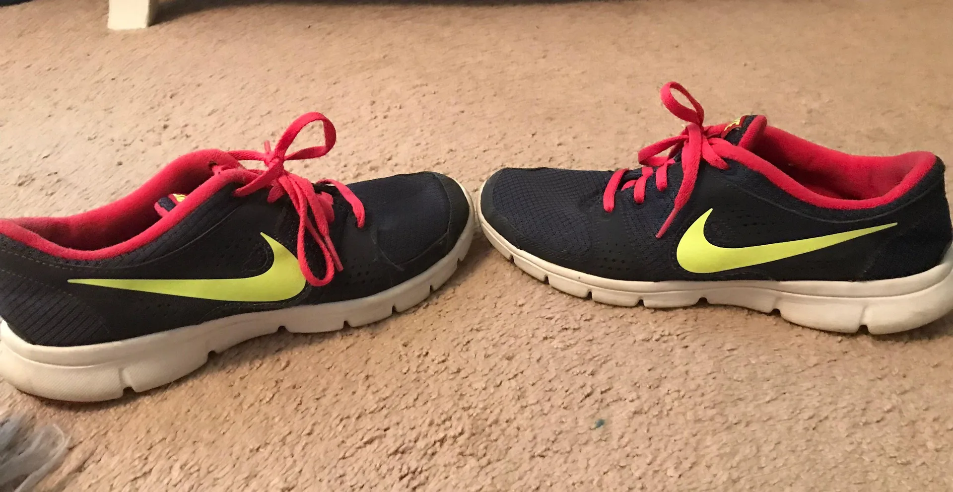 Nike Tennis Shoes - Image 3