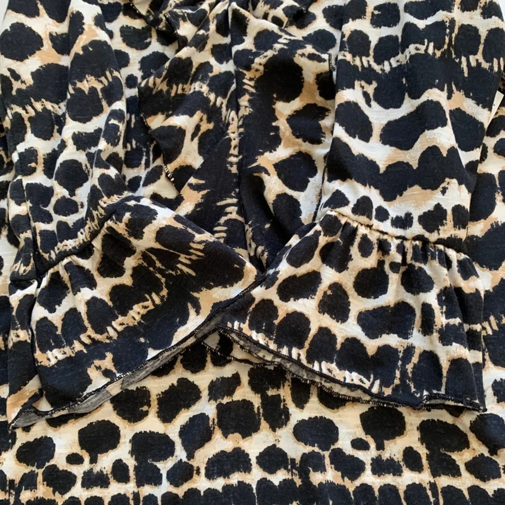 French Laundry Top Animal Print 3/4 Sleeve Ruffle V-Neck Top Size Medium NWT - Image 9