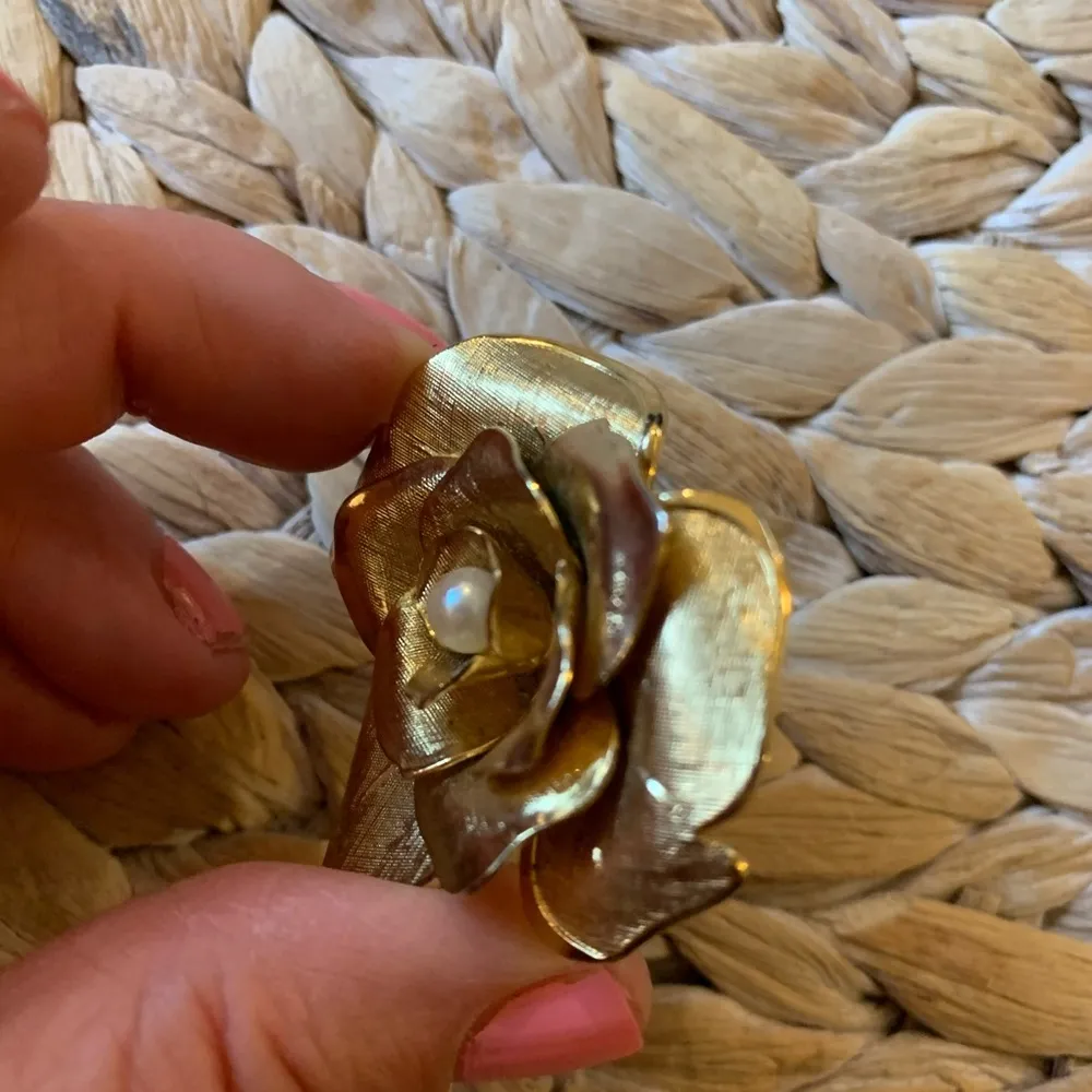 Vintage Estate Sale flower brooch pin pearl - Image 3