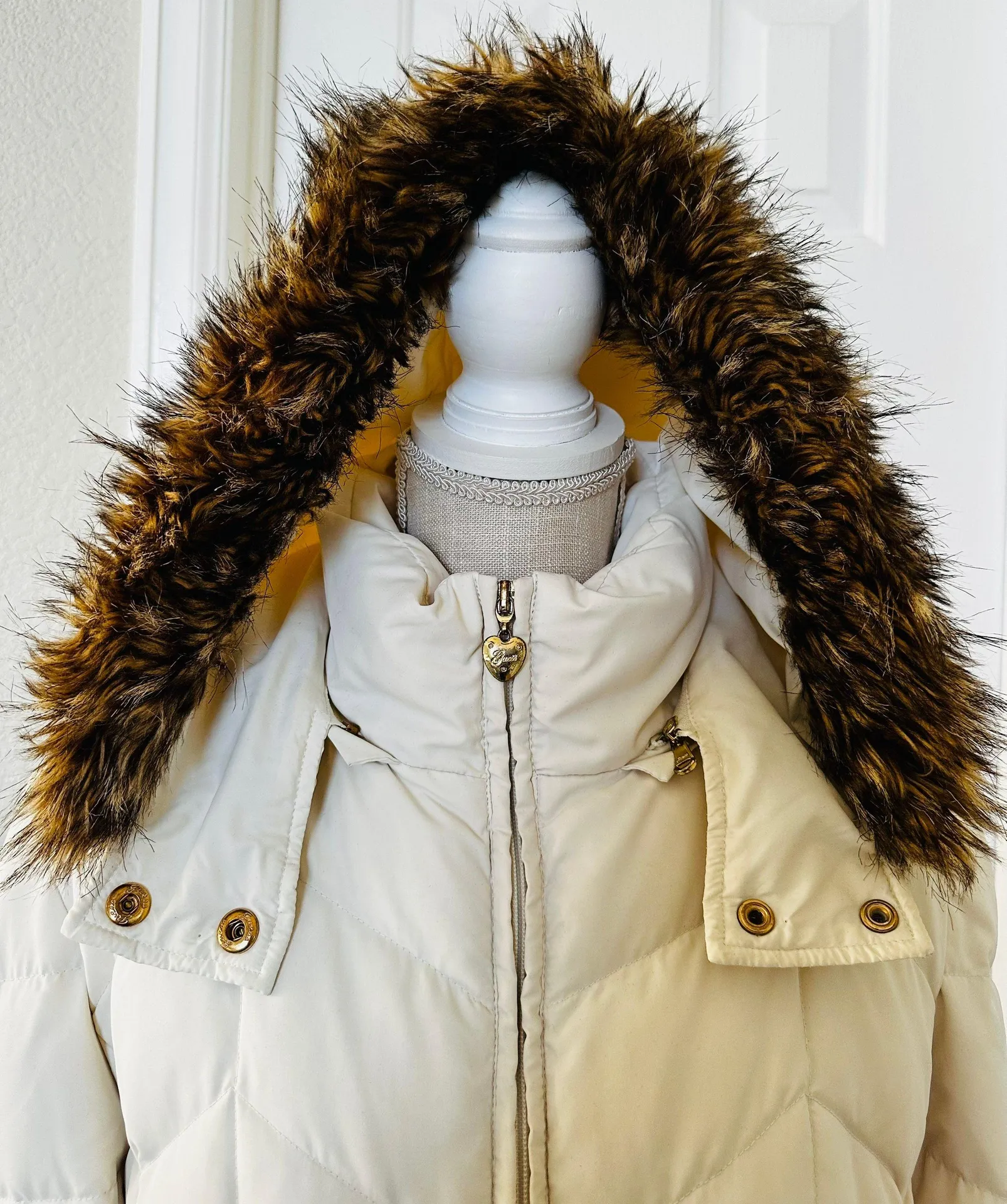 Guess Women's Vintage White/Ivory Down Winter Puffer Jacket Sz L Brand New - Image 8
