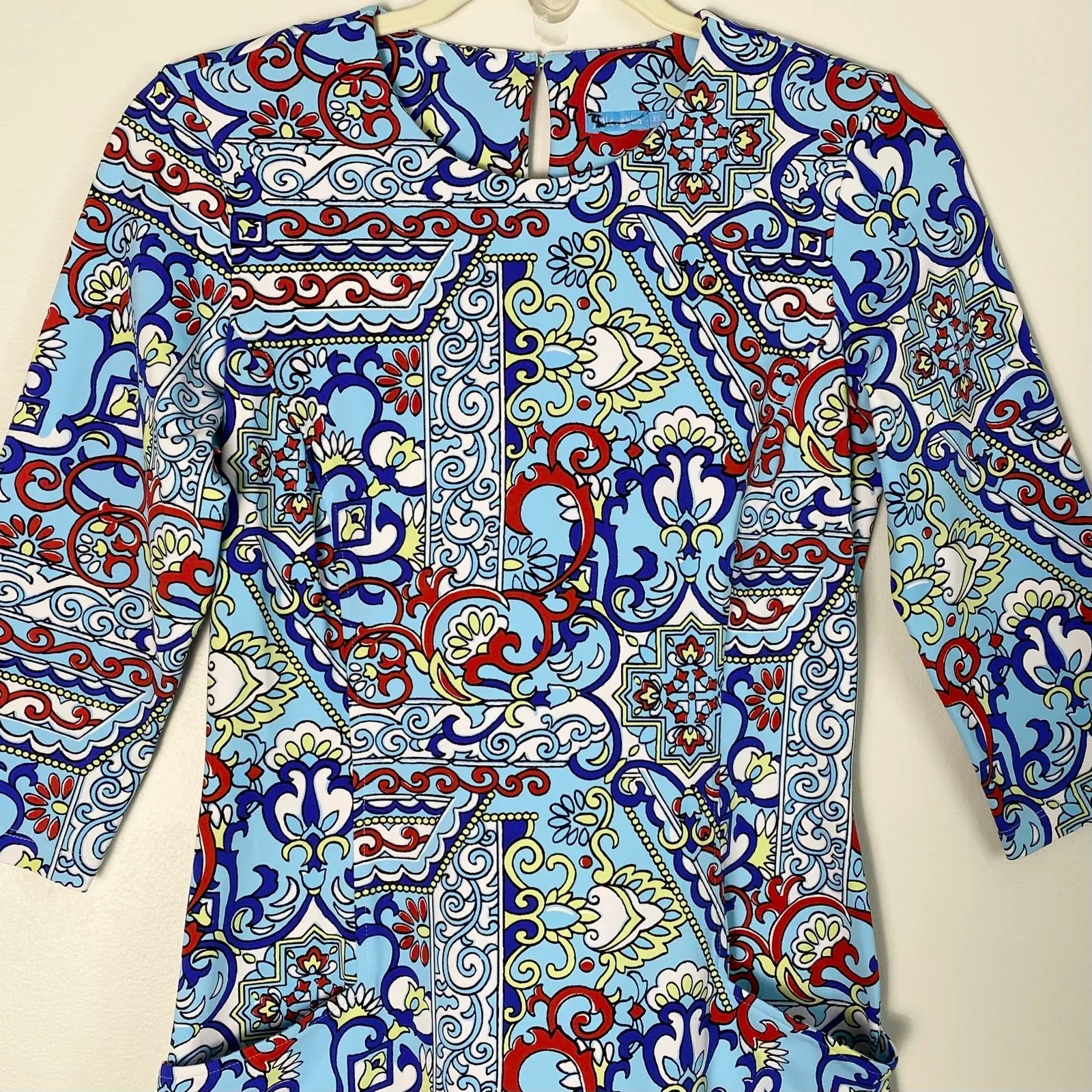J. McLaughlin Catalyst Sheath Dress XS Blue Red White Print 3/4 Sleeve - Image 4