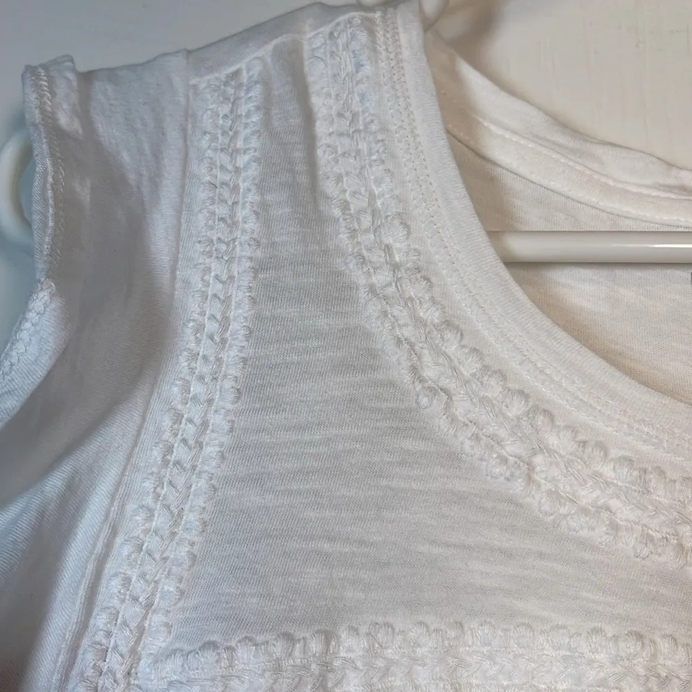 Lucky Brand Embroidered Cotton Slub White Cap Ruffled S/S Medium EUC #1317-AZ - Image 4