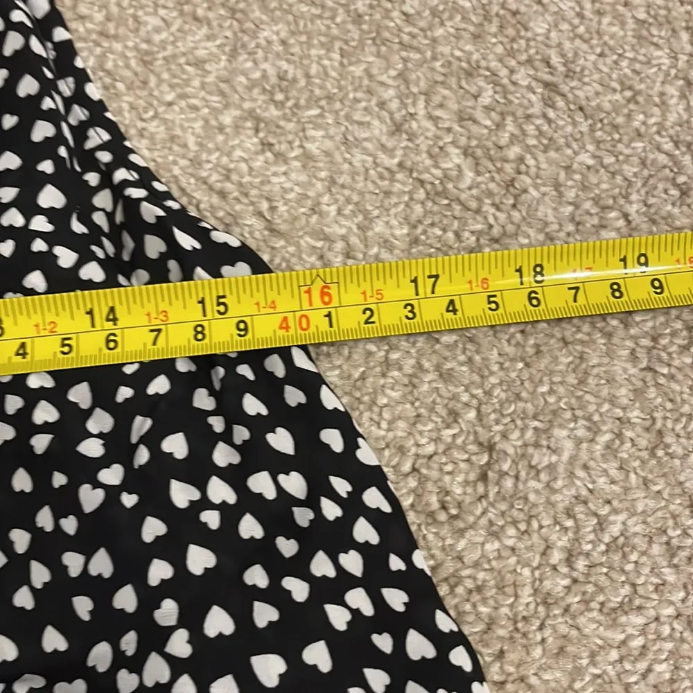 Super cute flowy with button like Henley style. Silk a bit longer in the back. Size L - Image 3