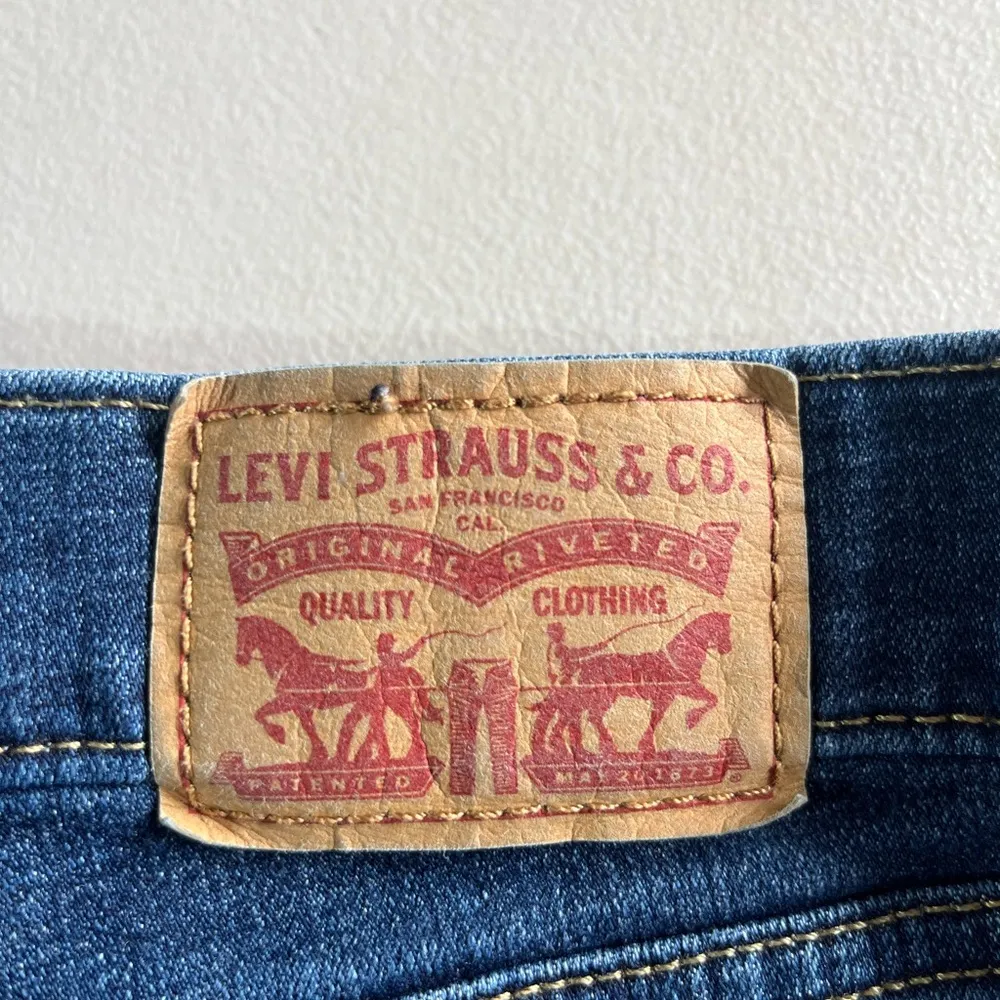 LEVI’S CLASSIC WOMENS STRAIGHT LEG SIZE (12)  DARK WASH NO LEVI PRINTED ON TAG - Image 2