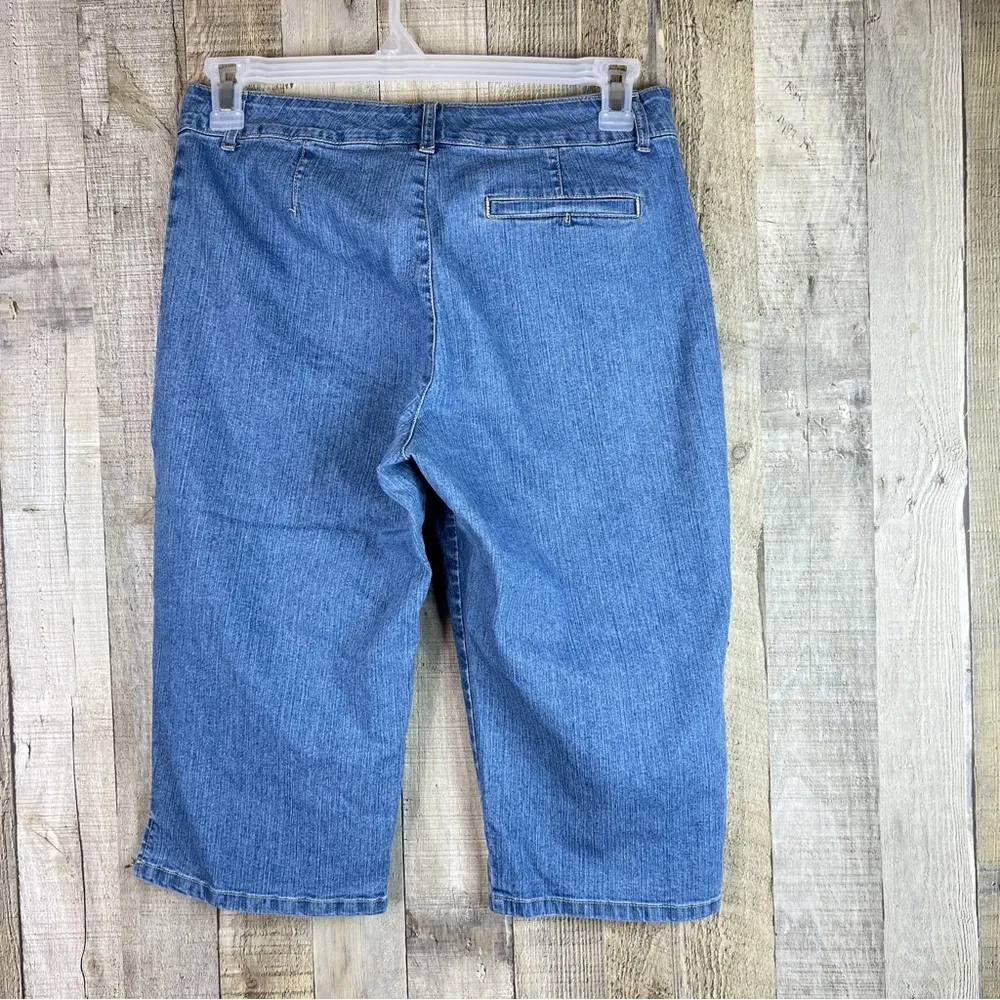 Gloria Vanderbilt Size 8 Lightwash Capri’s - Image 2