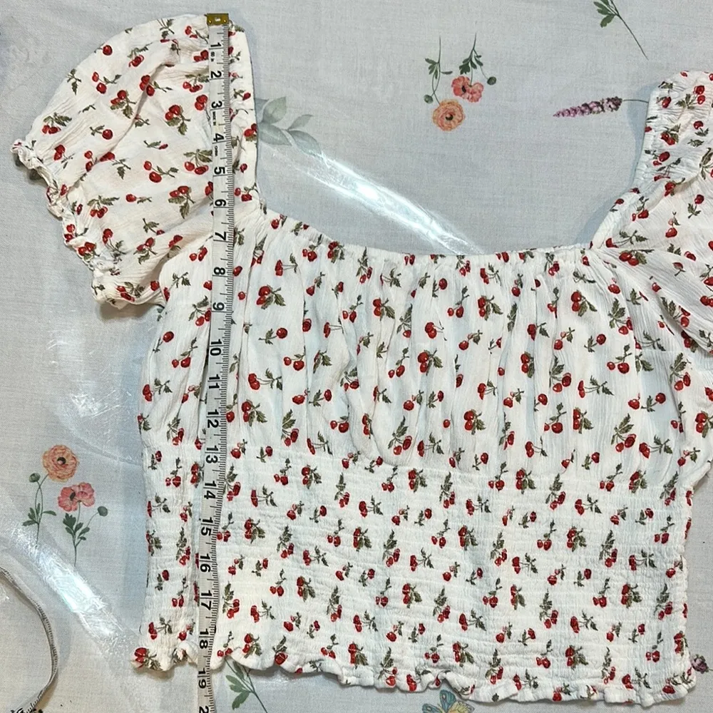 Abercrombie & Fitch cherry red and White Puff Sleeve smocked crop Blouse Size XL - Image 9