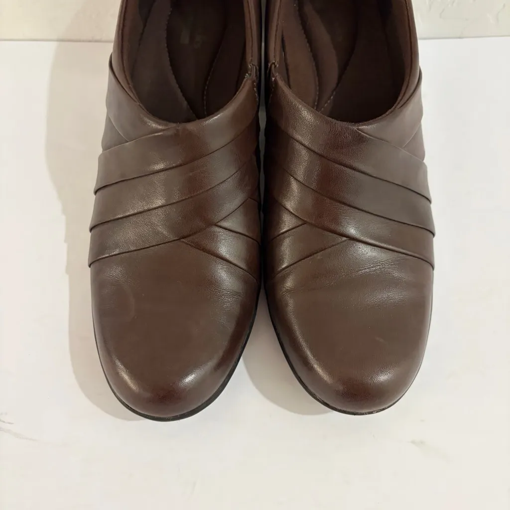Clarks Collection Channing Essa Brown Leather Slip On Heel Loafer Size 8.5M - Image 4