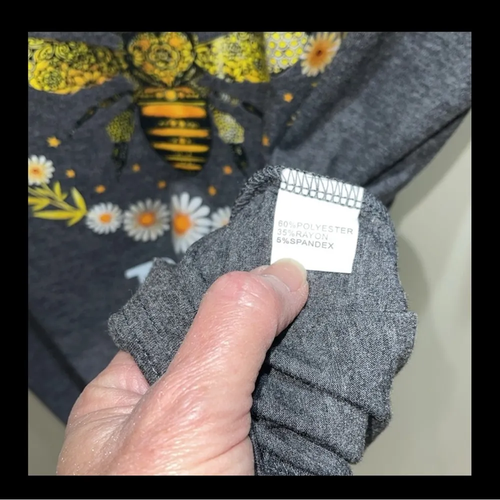 Set of 2 dark heather grey tshirts Let It Bee 🐝 & sunflower 🌻 butterflies 🦋 Gray Size M - Image 8