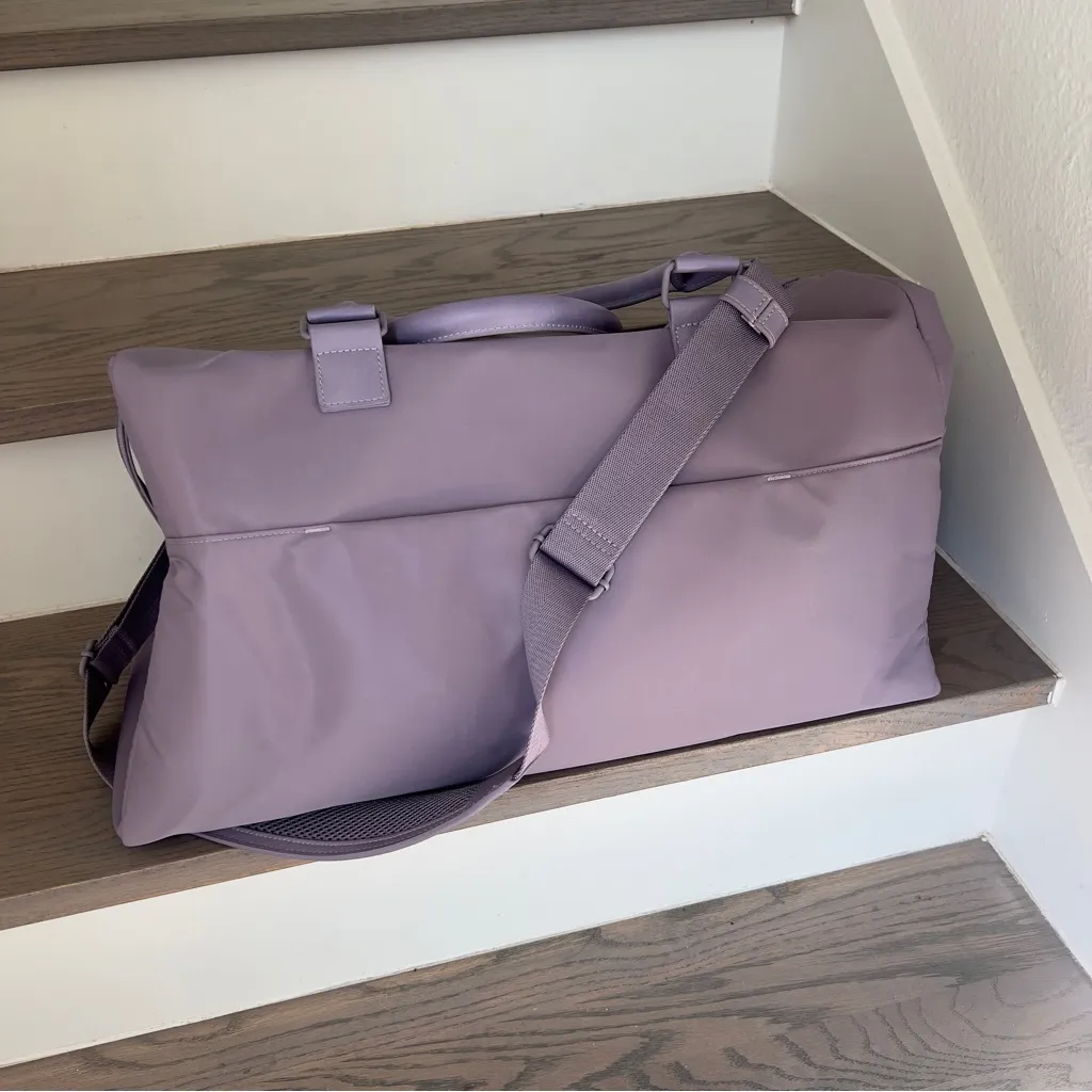 BEIS The Commuter Duffle Bag in Lavender Purple - Image 3