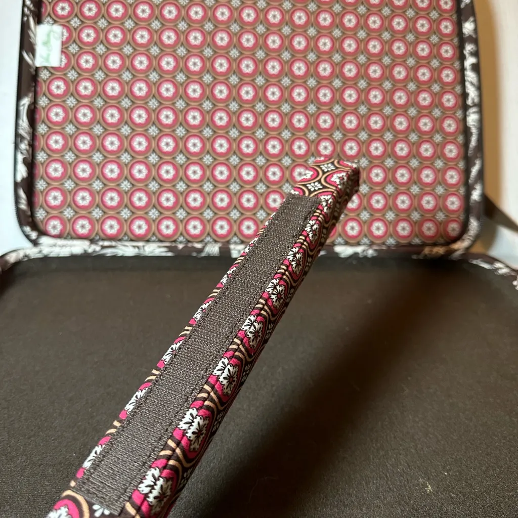 Vera Bradley Hard Shell iPad/ laptop Case Imperial Toile - Image 4