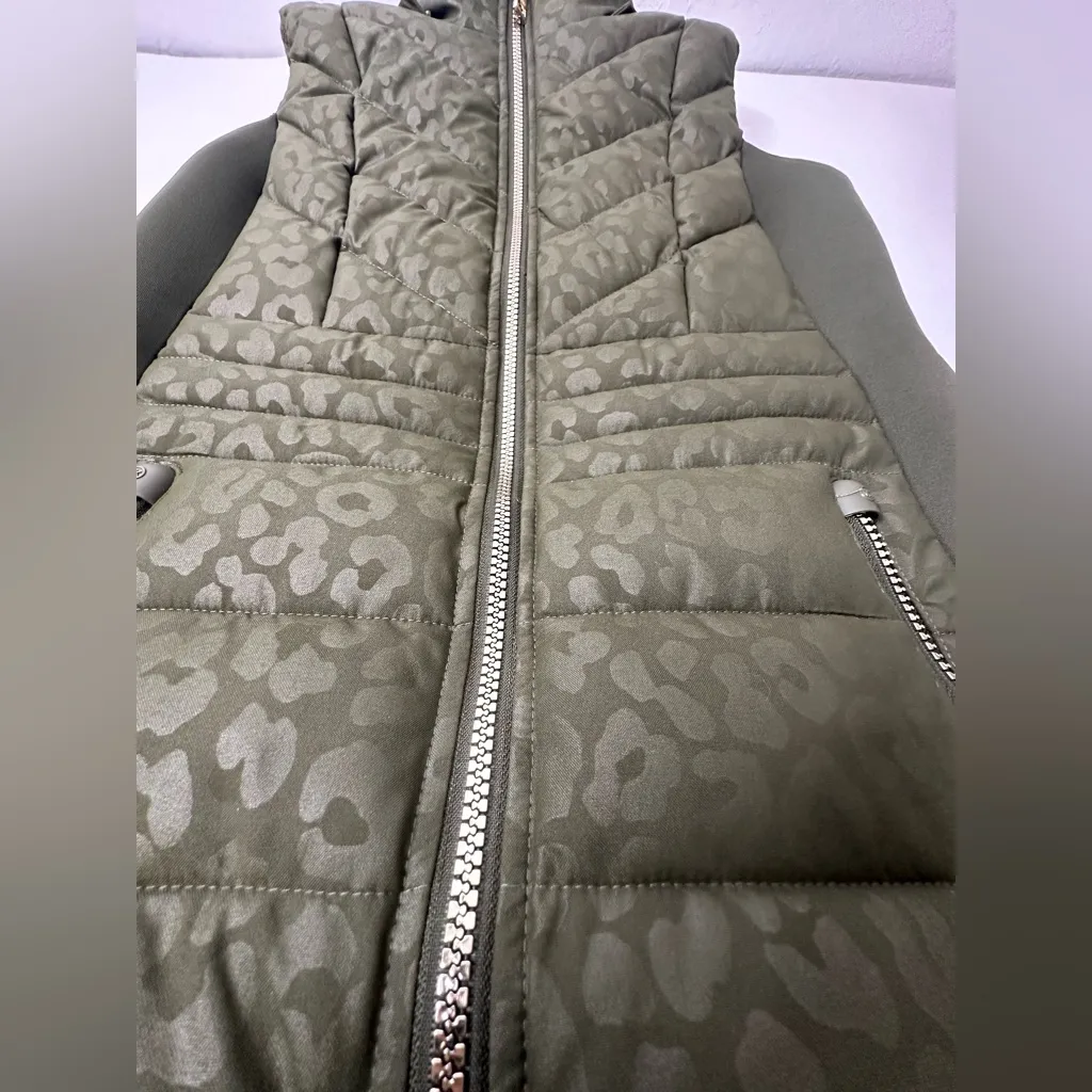 Michael Kors Women's Quilted Trim Puffer Vest Size XS Green‎ Cheetah No Hood Zip - Image 6