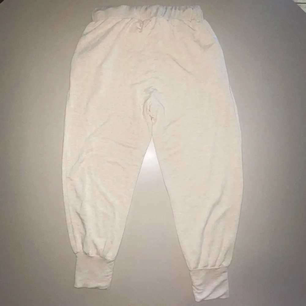 Women’s Agnes & Dora Heathered Oatmeal Essential Crop Joggers, Size XS - Image 2