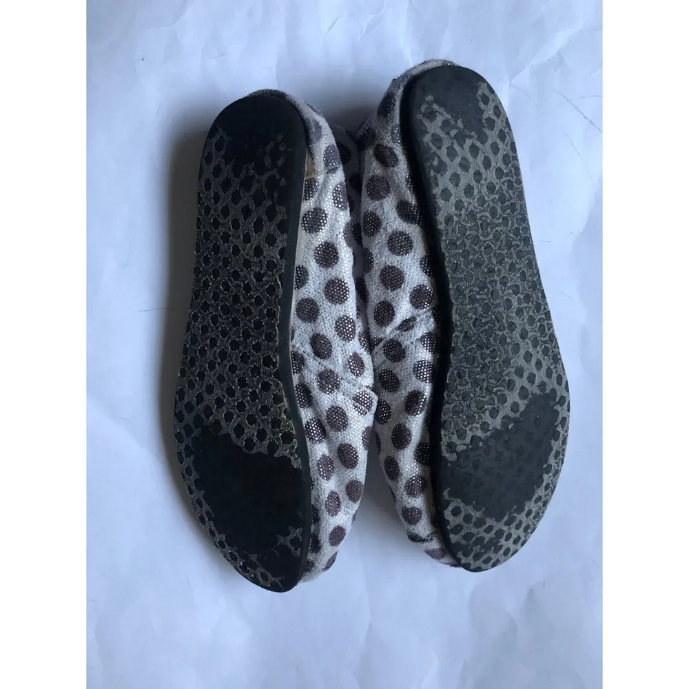 Women’s Slip On Flats Shoes W9.5 Polka Dots - Image 5