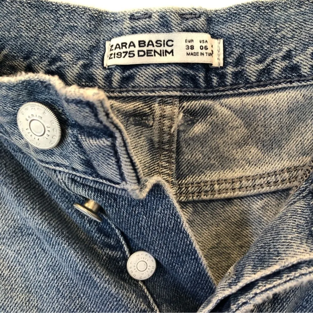 Zara Distressed Straight Leg Hem Bleached Button Fly Jeans Size 6 - Image 5