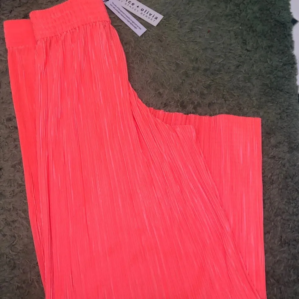 NWT ALICE + OLIVIA ELBA PLEATED CROPPED PANTS - Image 2