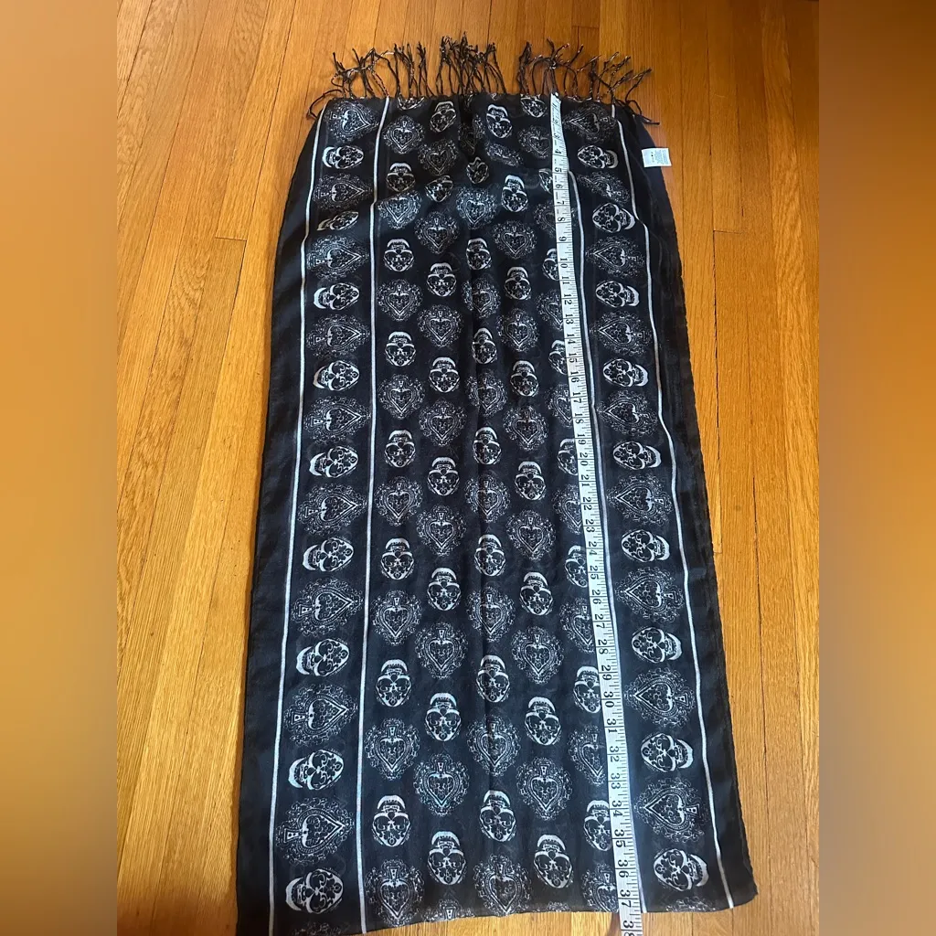 Vintage Y2K Black & White Skull & Spades Rectangle Scarf - Image 5