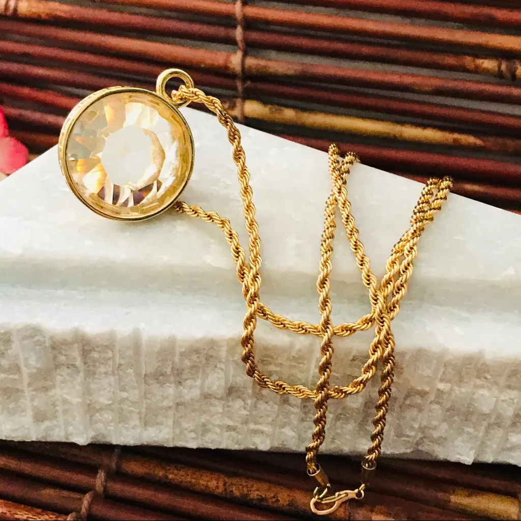 Swarovski Crystal Kaleidoscope pendant Necklace Goldtone 32” twisted rope chain - Image 5